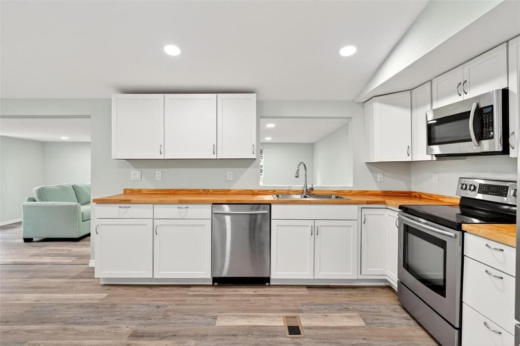 For Sale: $165,000 (3 beds, 2 baths, 1212 Square Feet)