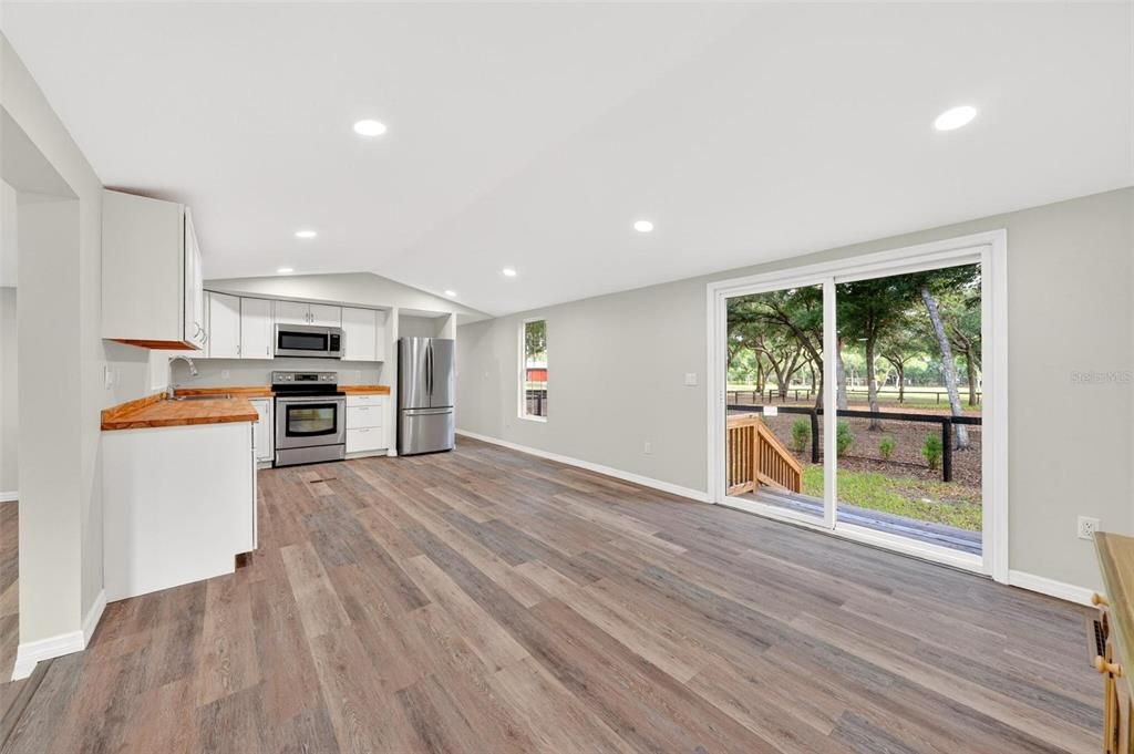 For Sale: $165,000 (3 beds, 2 baths, 1212 Square Feet)