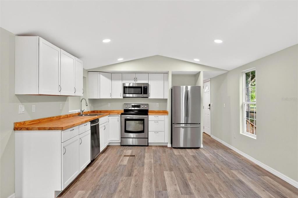 For Sale: $165,000 (3 beds, 2 baths, 1212 Square Feet)