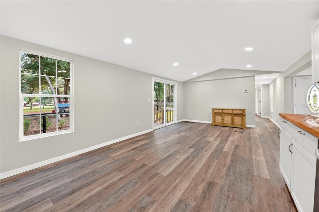 For Sale: $165,000 (3 beds, 2 baths, 1212 Square Feet)