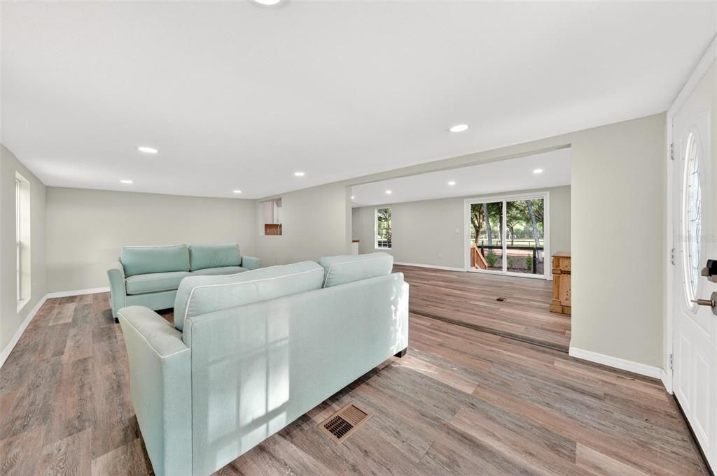 For Sale: $165,000 (3 beds, 2 baths, 1212 Square Feet)
