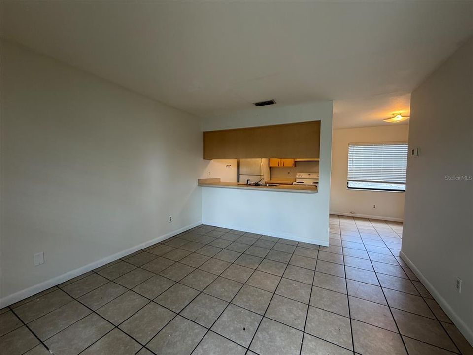 For Rent: $900 (1 beds, 1 baths, 700 Square Feet)