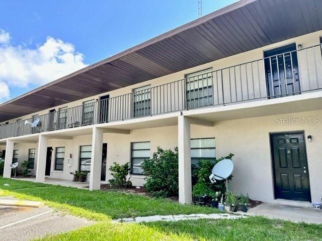 For Rent: $900 (1 beds, 1 baths, 700 Square Feet)