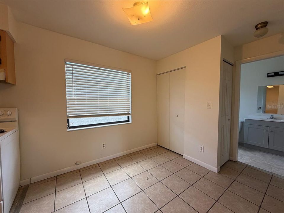 For Rent: $900 (1 beds, 1 baths, 700 Square Feet)