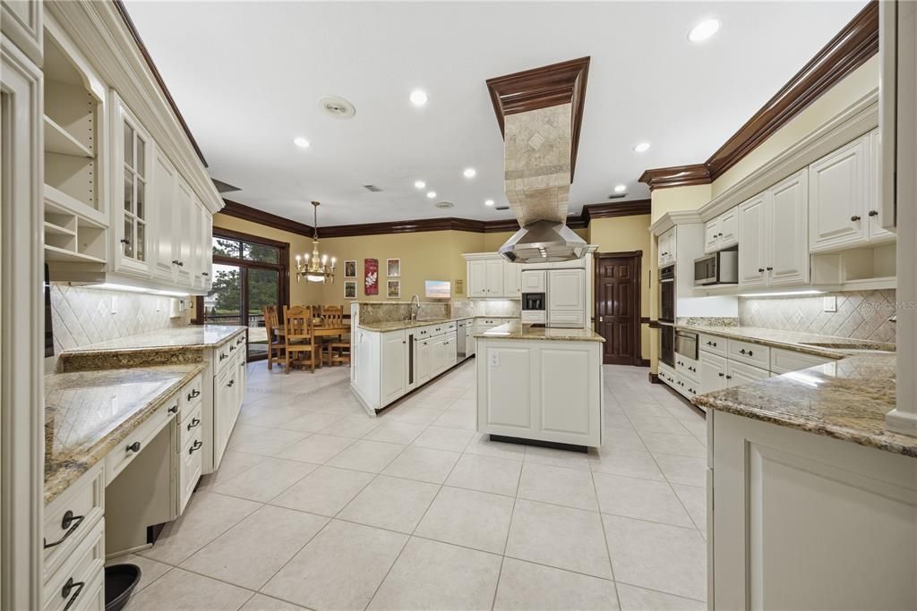 For Sale: $2,495,000 (5 beds, 5 baths, 7314 Square Feet)