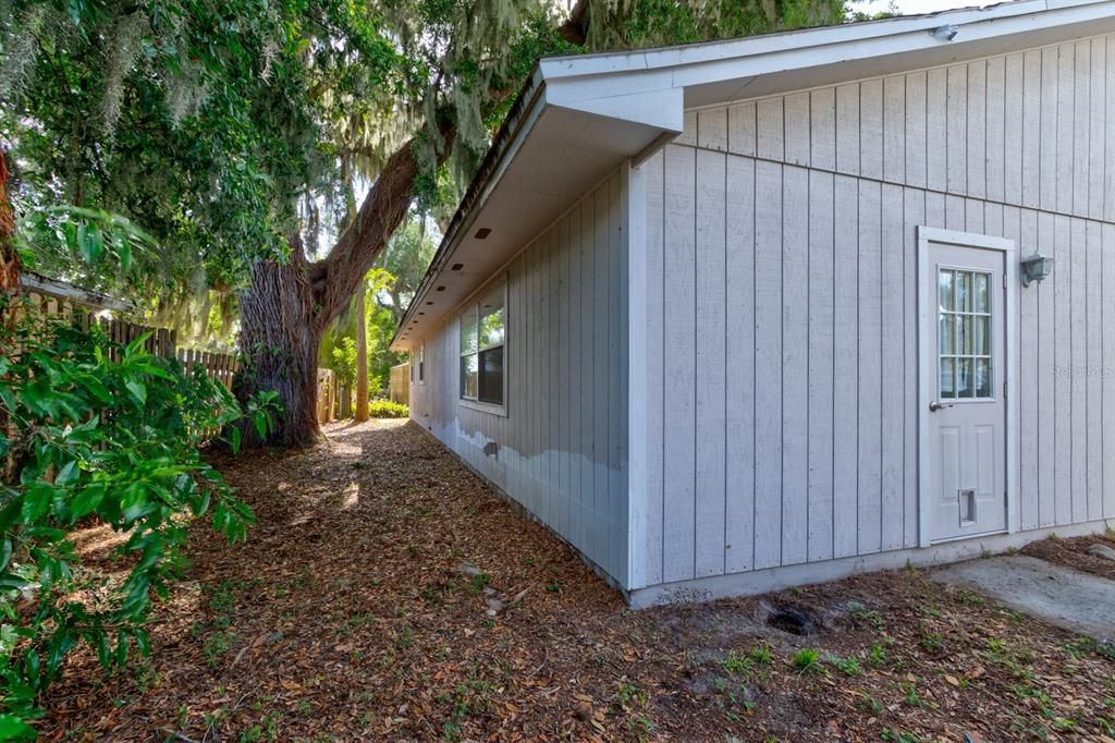 For Sale: $349,900 (4 beds, 2 baths, 1585 Square Feet)