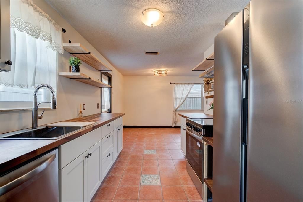 For Sale: $349,900 (4 beds, 2 baths, 1585 Square Feet)