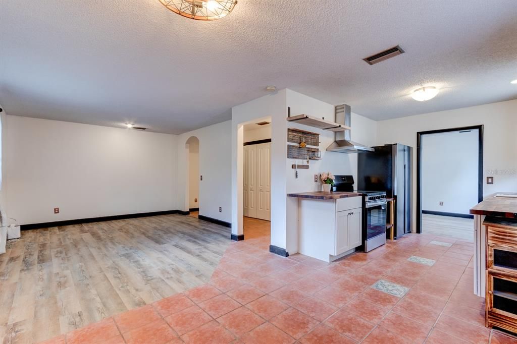 For Sale: $349,900 (4 beds, 2 baths, 1585 Square Feet)