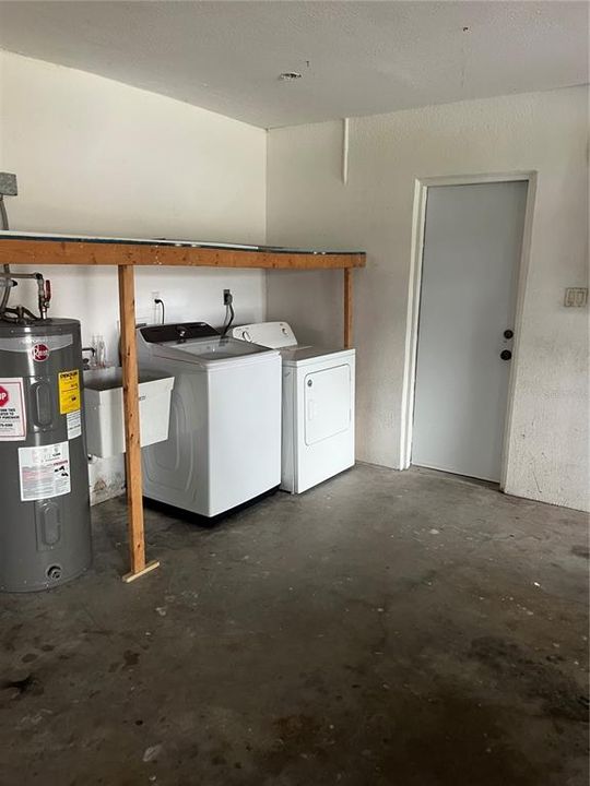 For Sale: $299,900 (3 beds, 2 baths, 1927 Square Feet)