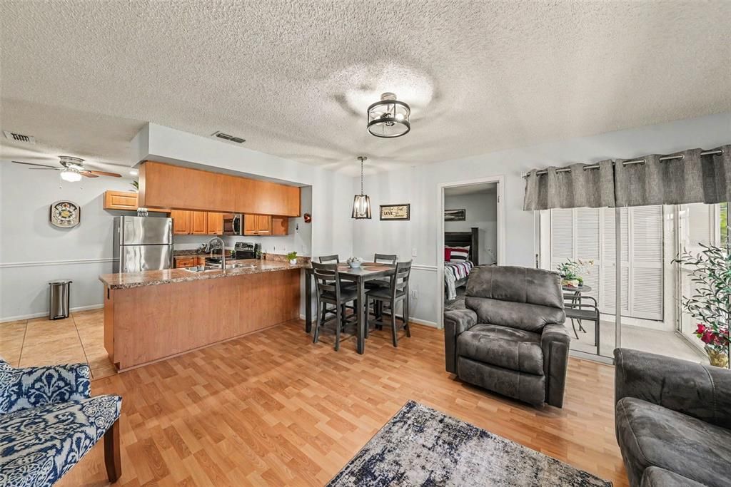 На продажу: $149,000 (2 спален, 2 ванн, 873 Квадратных фут)
