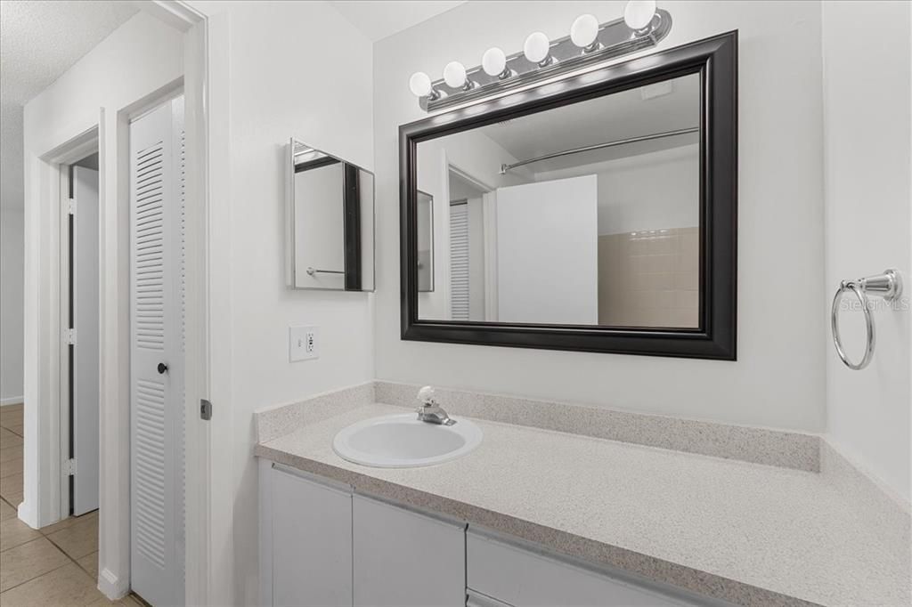 For Sale: $199,900 (2 beds, 2 baths, 910 Square Feet)