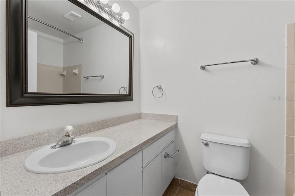 For Sale: $199,900 (2 beds, 2 baths, 910 Square Feet)