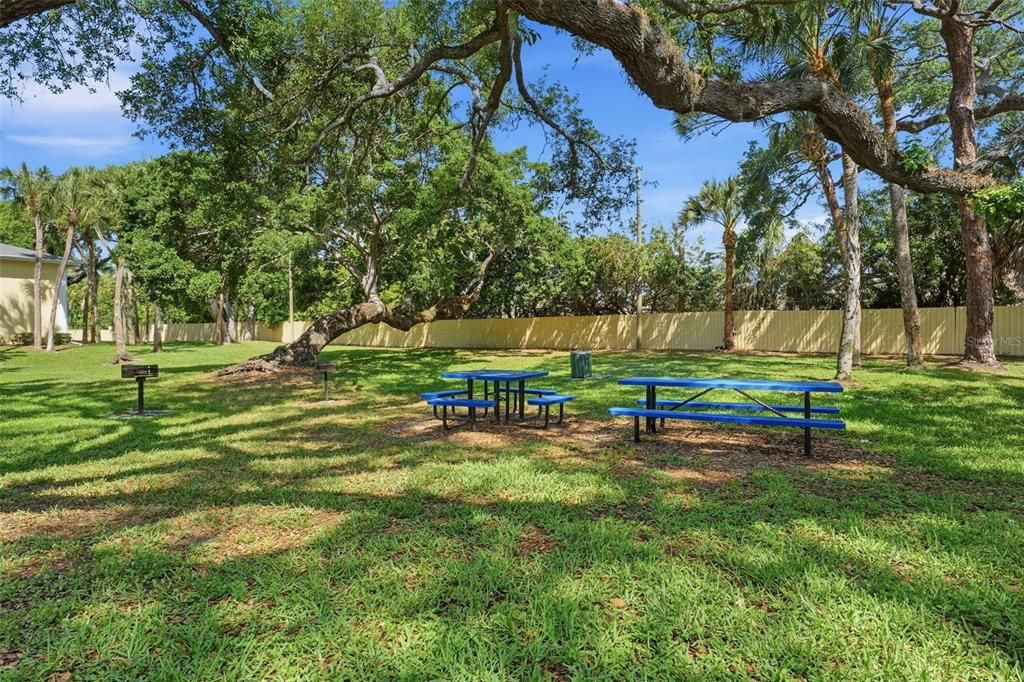 For Sale: $199,900 (2 beds, 2 baths, 910 Square Feet)
