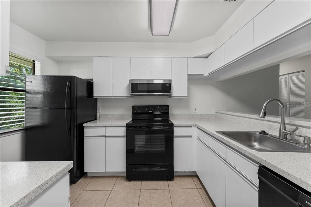 For Sale: $199,900 (2 beds, 2 baths, 910 Square Feet)