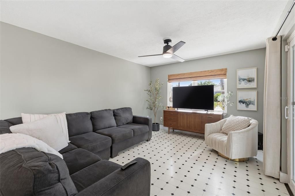 Activo con contrato: $430,000 (3 camas, 2 baños, 1514 Pies cuadrados)