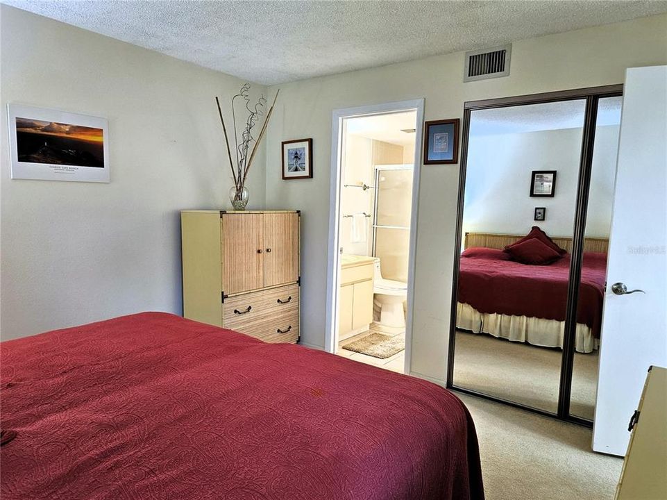 For Sale: $275,000 (2 beds, 2 baths, 1065 Square Feet)