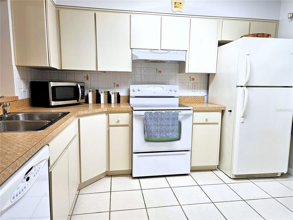 For Sale: $275,000 (2 beds, 2 baths, 1065 Square Feet)