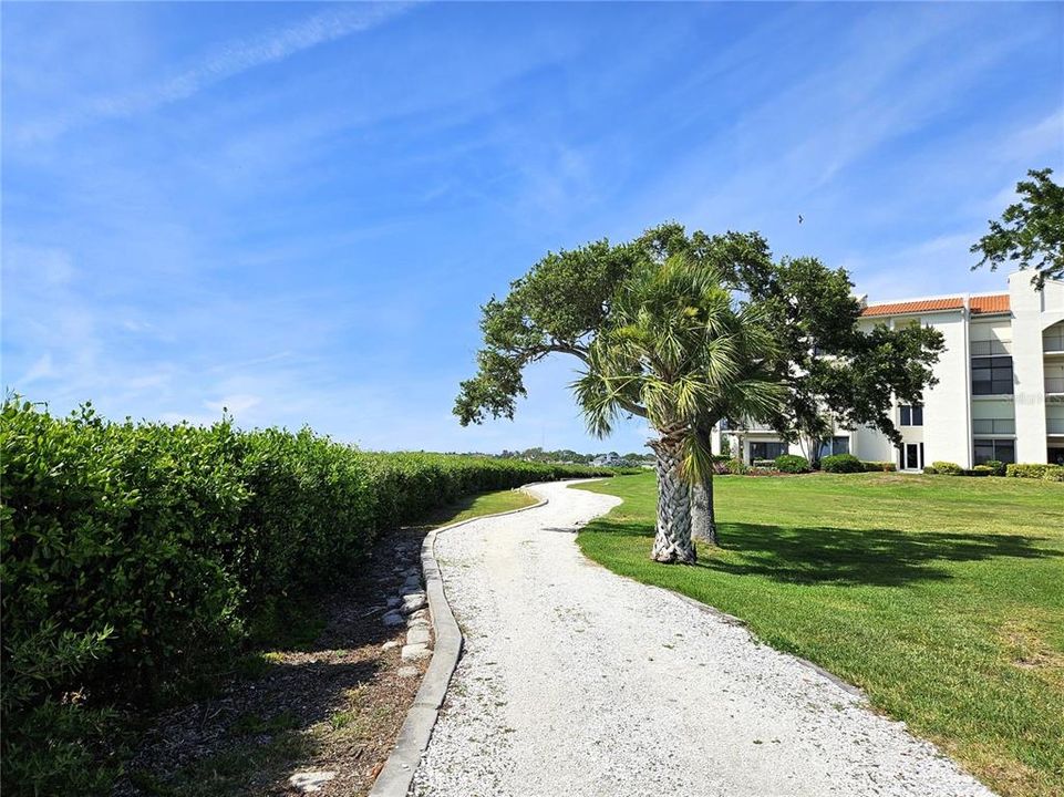 For Sale: $275,000 (2 beds, 2 baths, 1065 Square Feet)