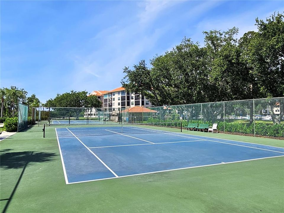 For Sale: $275,000 (2 beds, 2 baths, 1065 Square Feet)