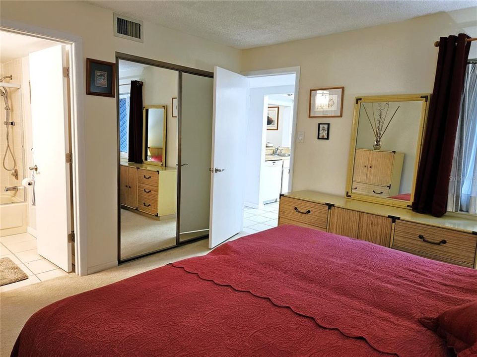 For Sale: $275,000 (2 beds, 2 baths, 1065 Square Feet)