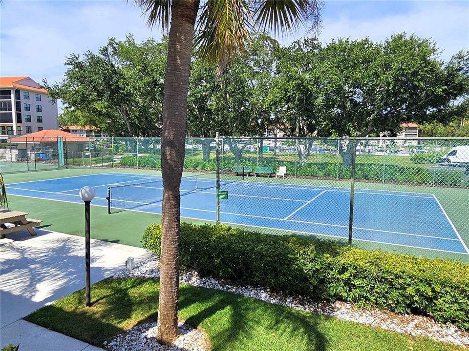 For Sale: $275,000 (2 beds, 2 baths, 1065 Square Feet)