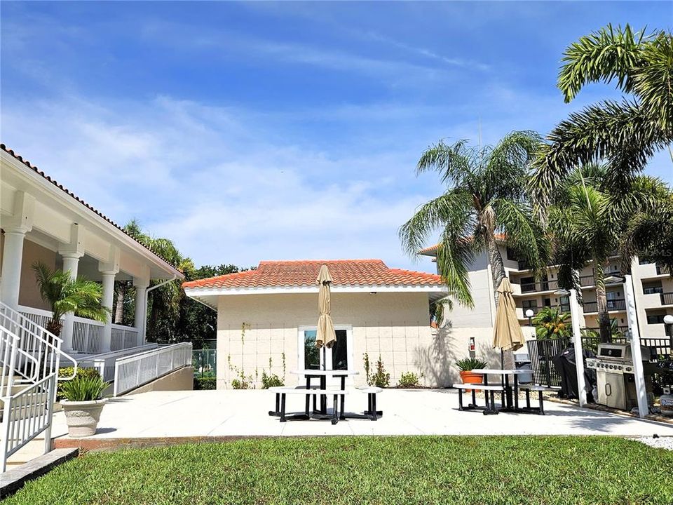For Sale: $275,000 (2 beds, 2 baths, 1065 Square Feet)