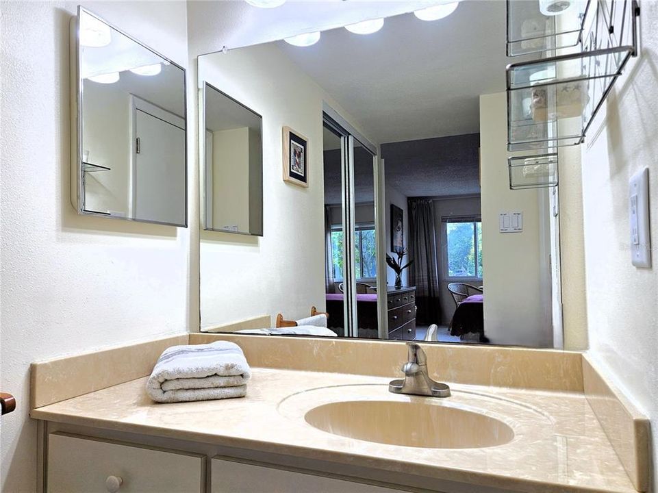 For Sale: $275,000 (2 beds, 2 baths, 1065 Square Feet)