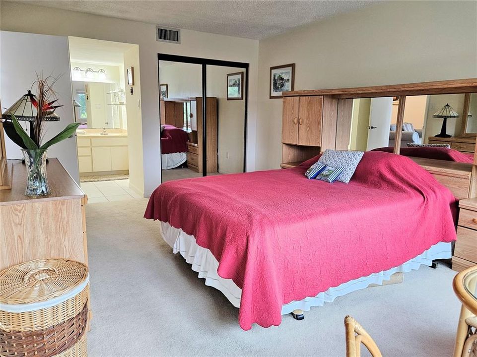 For Sale: $275,000 (2 beds, 2 baths, 1065 Square Feet)