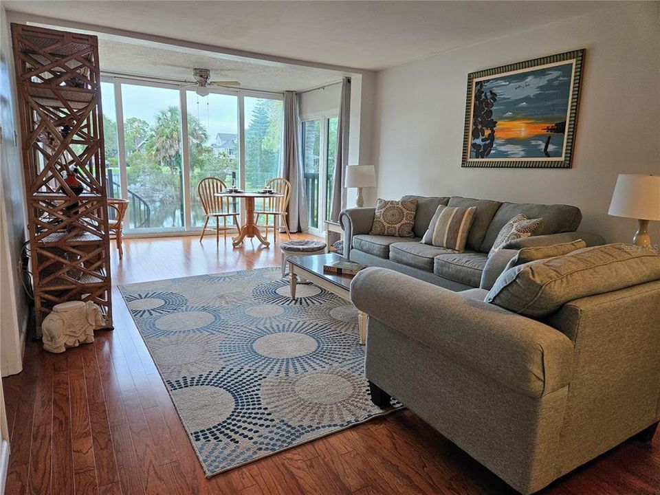 For Sale: $275,000 (2 beds, 2 baths, 1065 Square Feet)