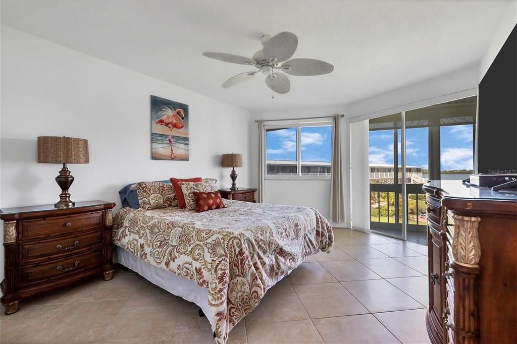 For Rent: $5,500 (2 beds, 2 baths, 882 Square Feet)