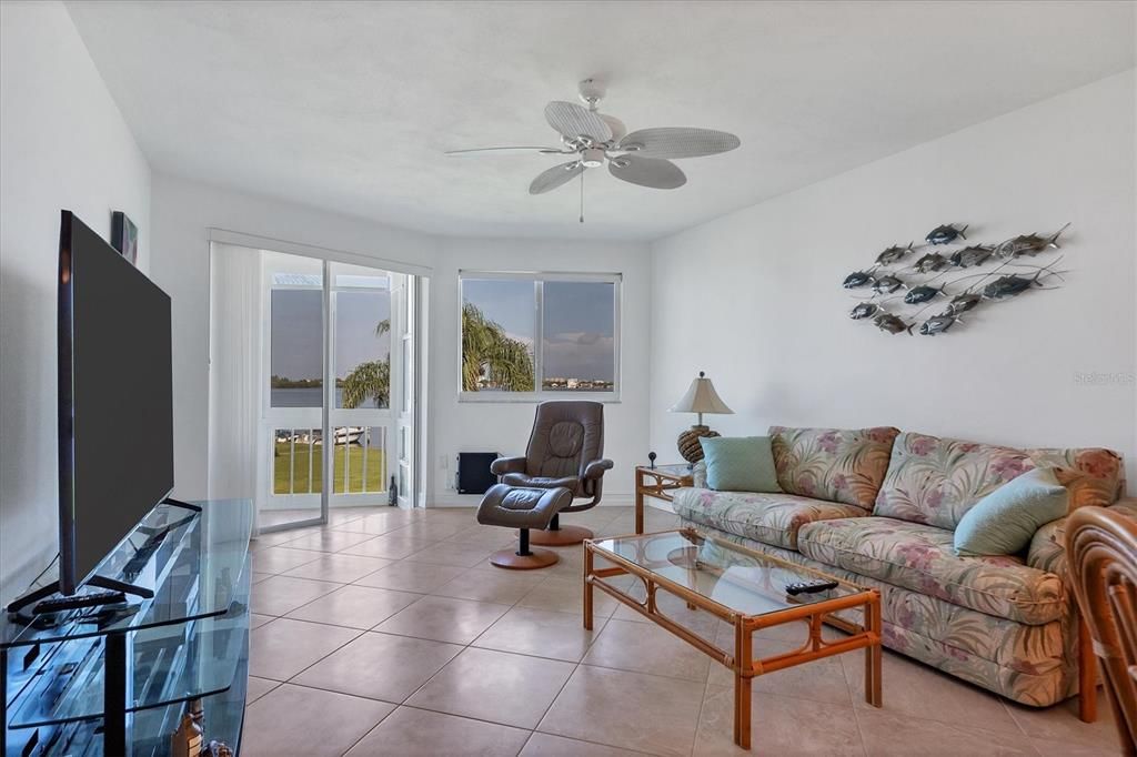 For Rent: $5,500 (2 beds, 2 baths, 882 Square Feet)
