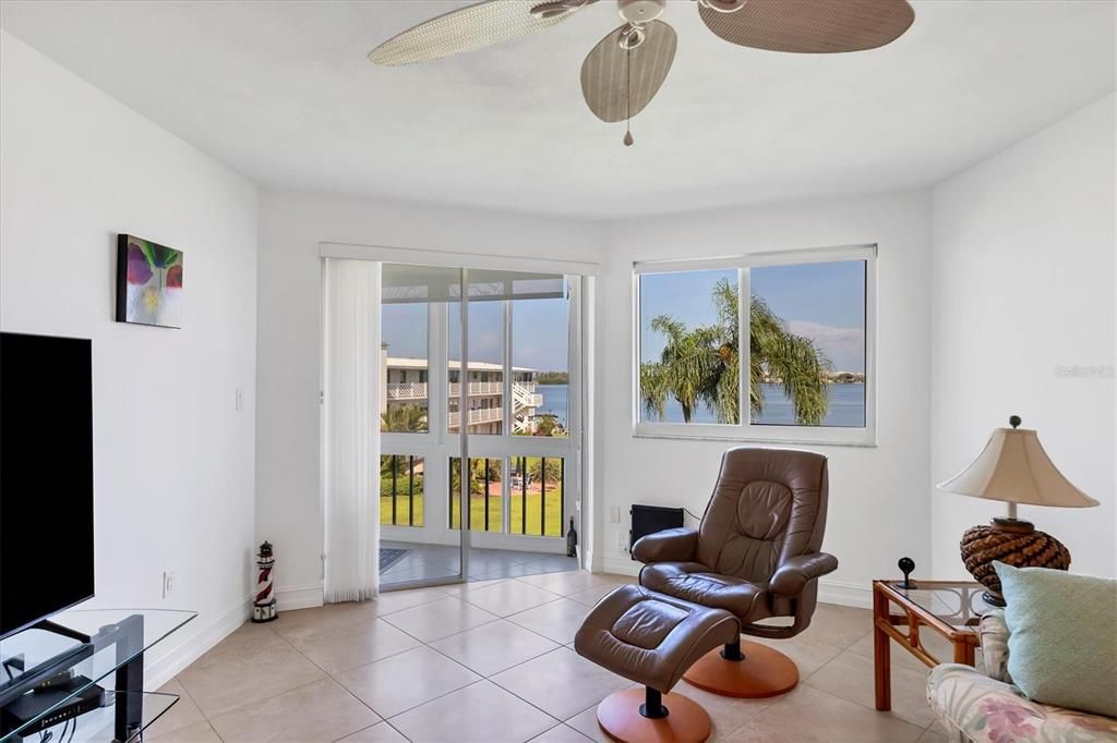 For Rent: $5,500 (2 beds, 2 baths, 882 Square Feet)
