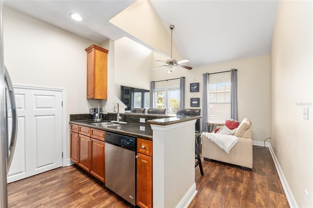 For Sale: $335,000 (2 beds, 2 baths, 920 Square Feet)