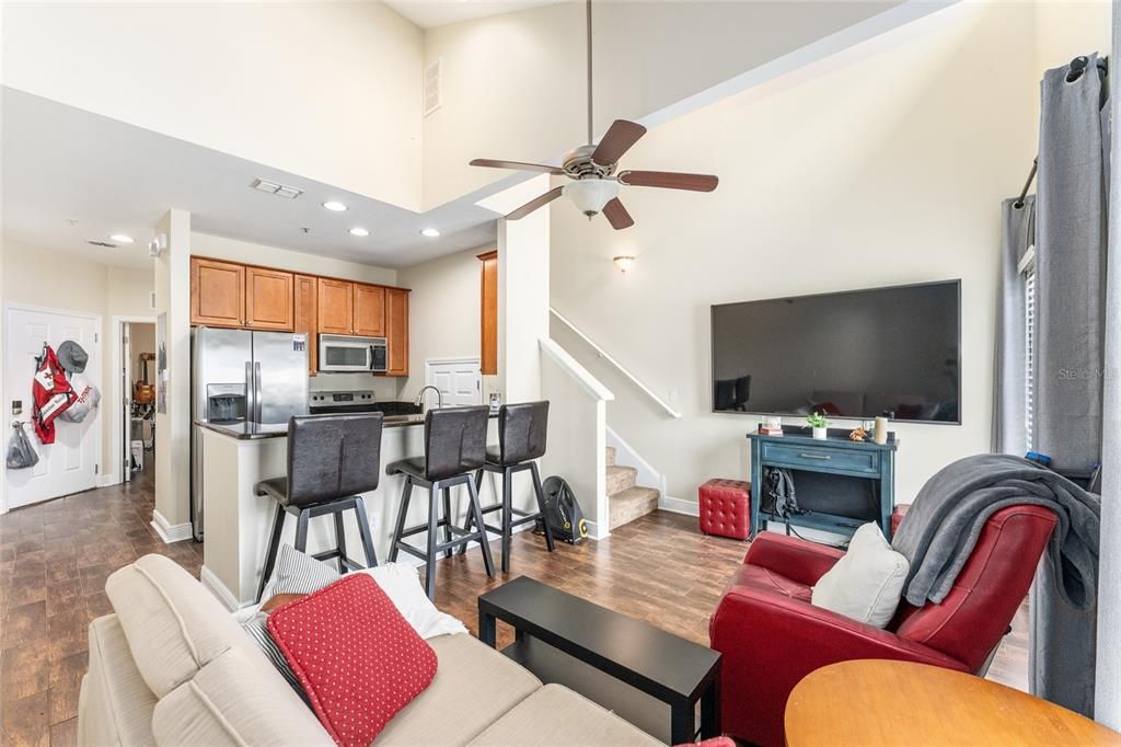 For Sale: $335,000 (2 beds, 2 baths, 920 Square Feet)