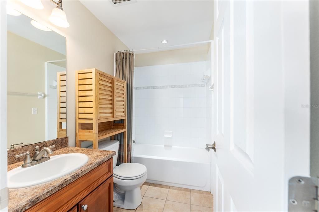 For Sale: $335,000 (2 beds, 2 baths, 920 Square Feet)