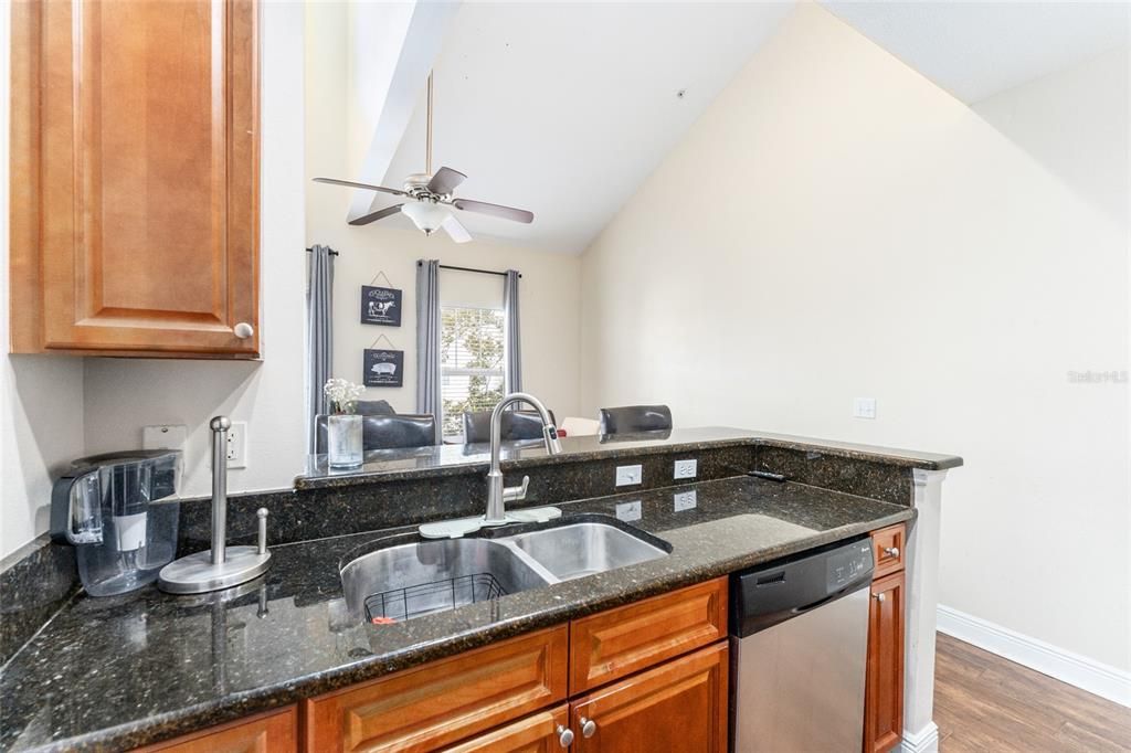 For Sale: $335,000 (2 beds, 2 baths, 920 Square Feet)