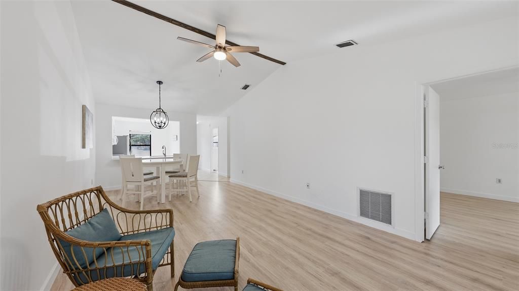 For Sale: $197,700 (2 beds, 2 baths, 1076 Square Feet)