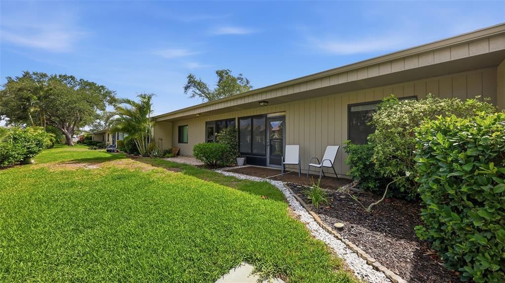 For Sale: $197,700 (2 beds, 2 baths, 1076 Square Feet)