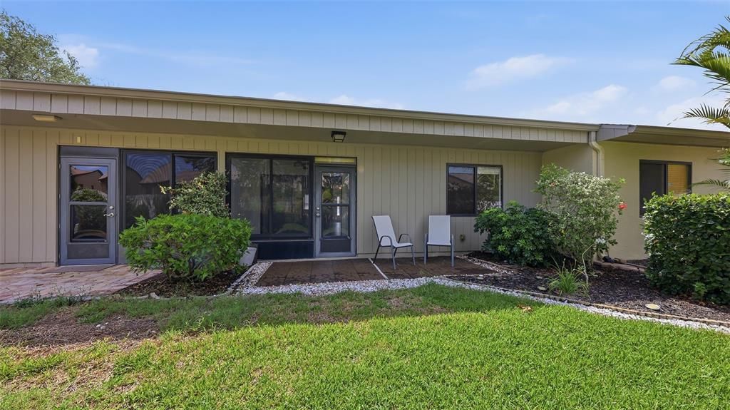 For Sale: $197,700 (2 beds, 2 baths, 1076 Square Feet)