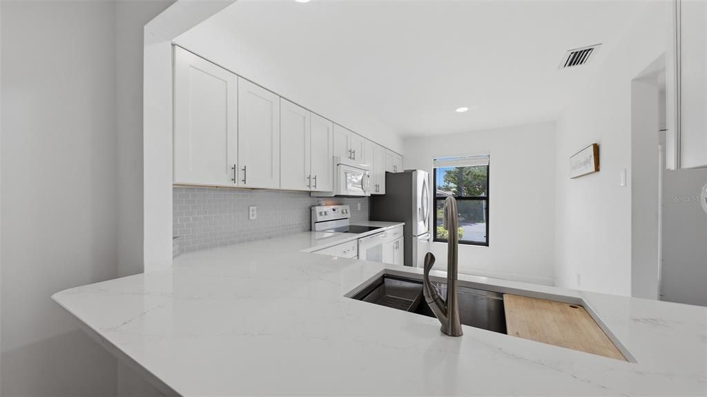 For Sale: $197,700 (2 beds, 2 baths, 1076 Square Feet)