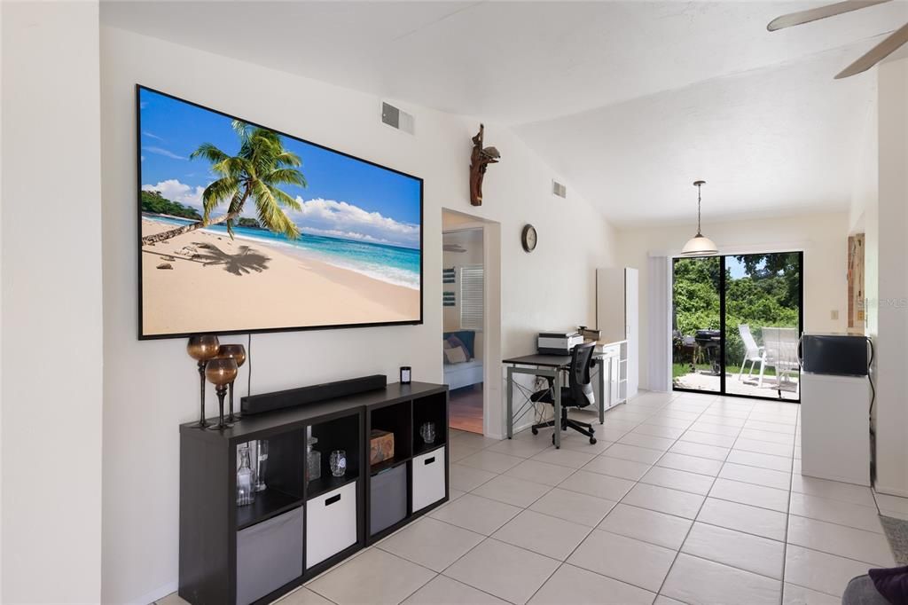 For Sale: $375,000 (2 beds, 1 baths, 916 Square Feet)