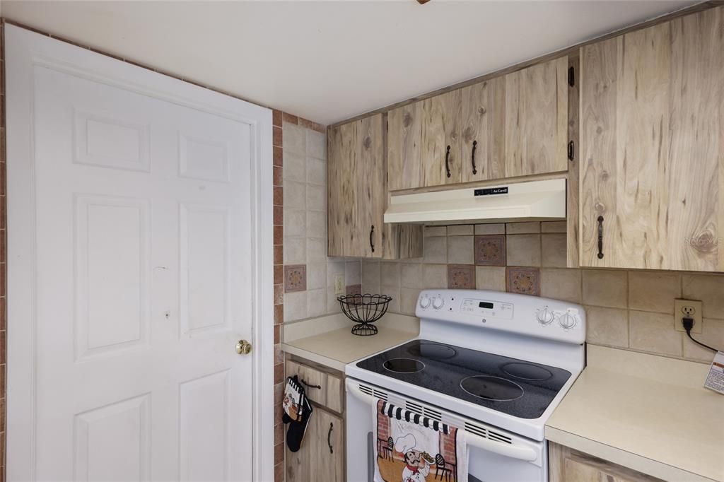 For Sale: $375,000 (2 beds, 1 baths, 916 Square Feet)