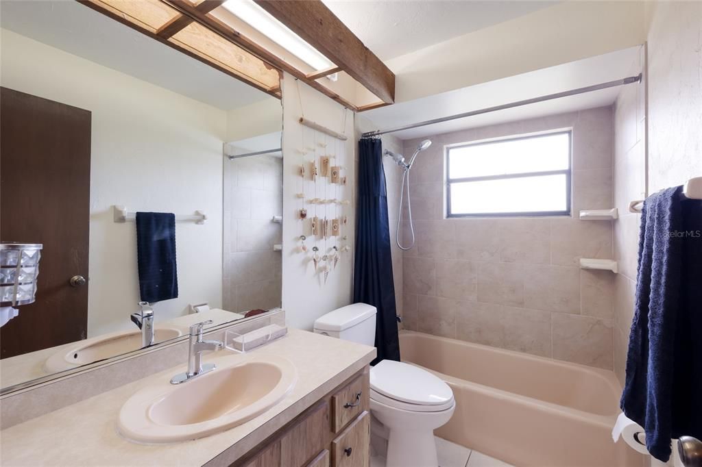 For Sale: $375,000 (2 beds, 1 baths, 916 Square Feet)