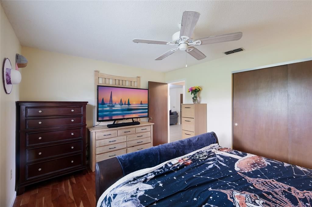 For Sale: $375,000 (2 beds, 1 baths, 916 Square Feet)