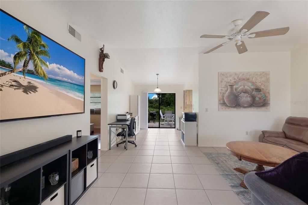 For Sale: $375,000 (2 beds, 1 baths, 916 Square Feet)