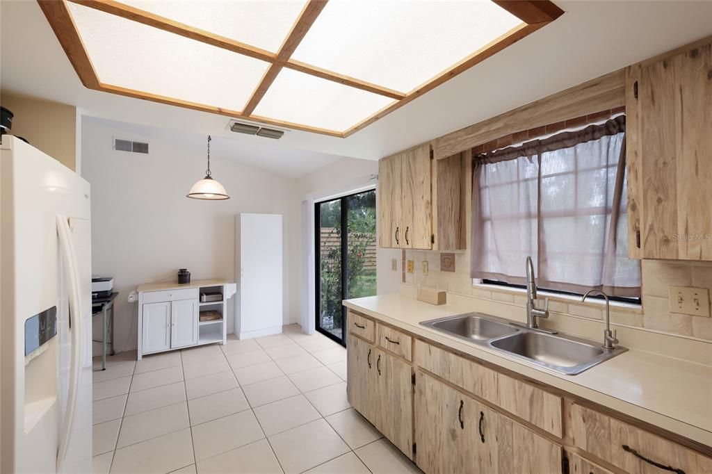 For Sale: $375,000 (2 beds, 1 baths, 916 Square Feet)