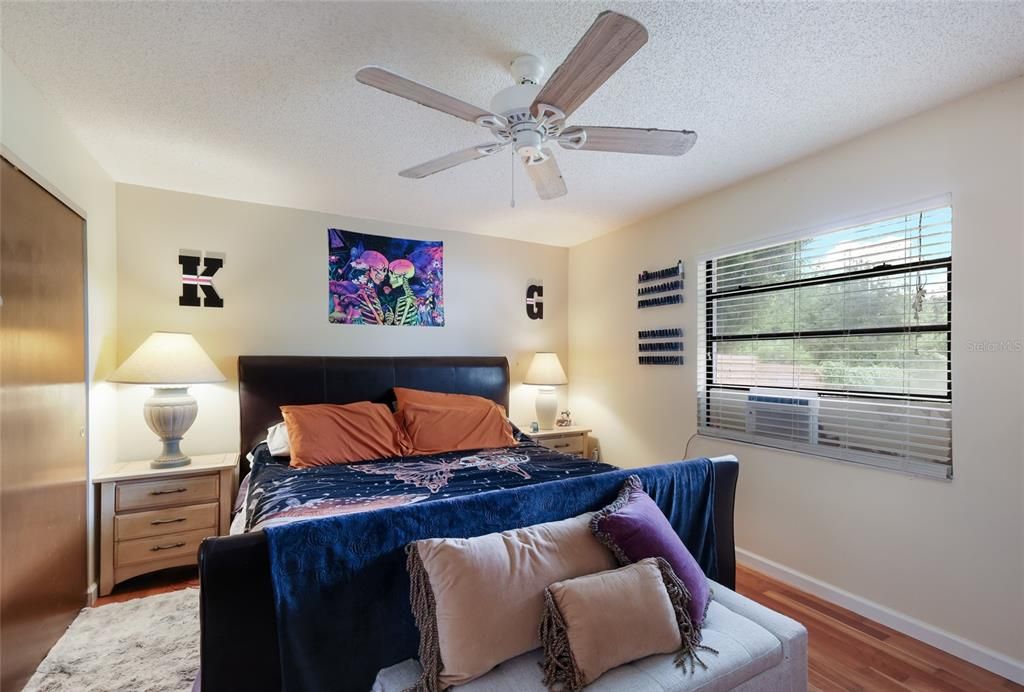 For Sale: $375,000 (2 beds, 1 baths, 916 Square Feet)