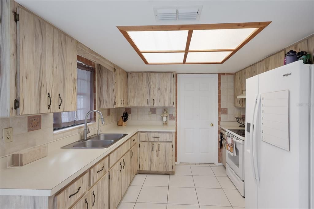 For Sale: $375,000 (2 beds, 1 baths, 916 Square Feet)