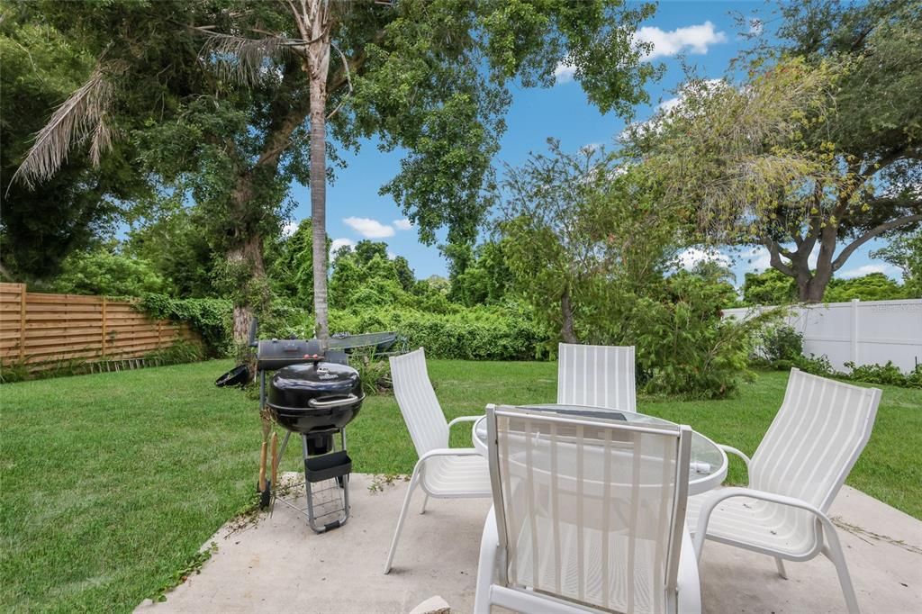 For Sale: $375,000 (2 beds, 1 baths, 916 Square Feet)