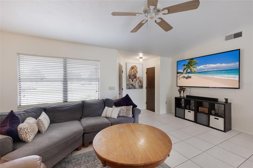 For Sale: $375,000 (2 beds, 1 baths, 916 Square Feet)
